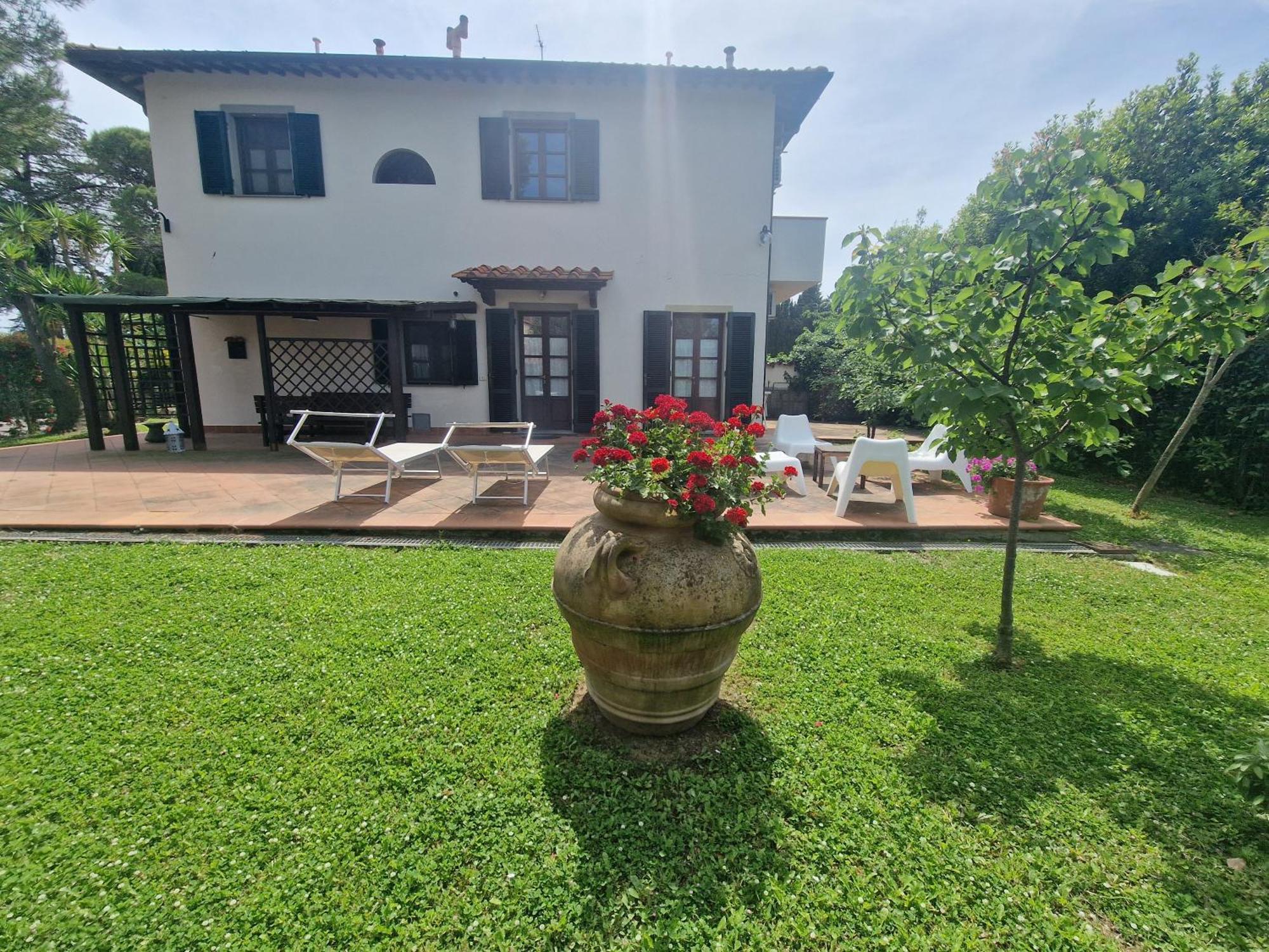 Campo Al Lupo Apartment Livorno Bagian luar foto